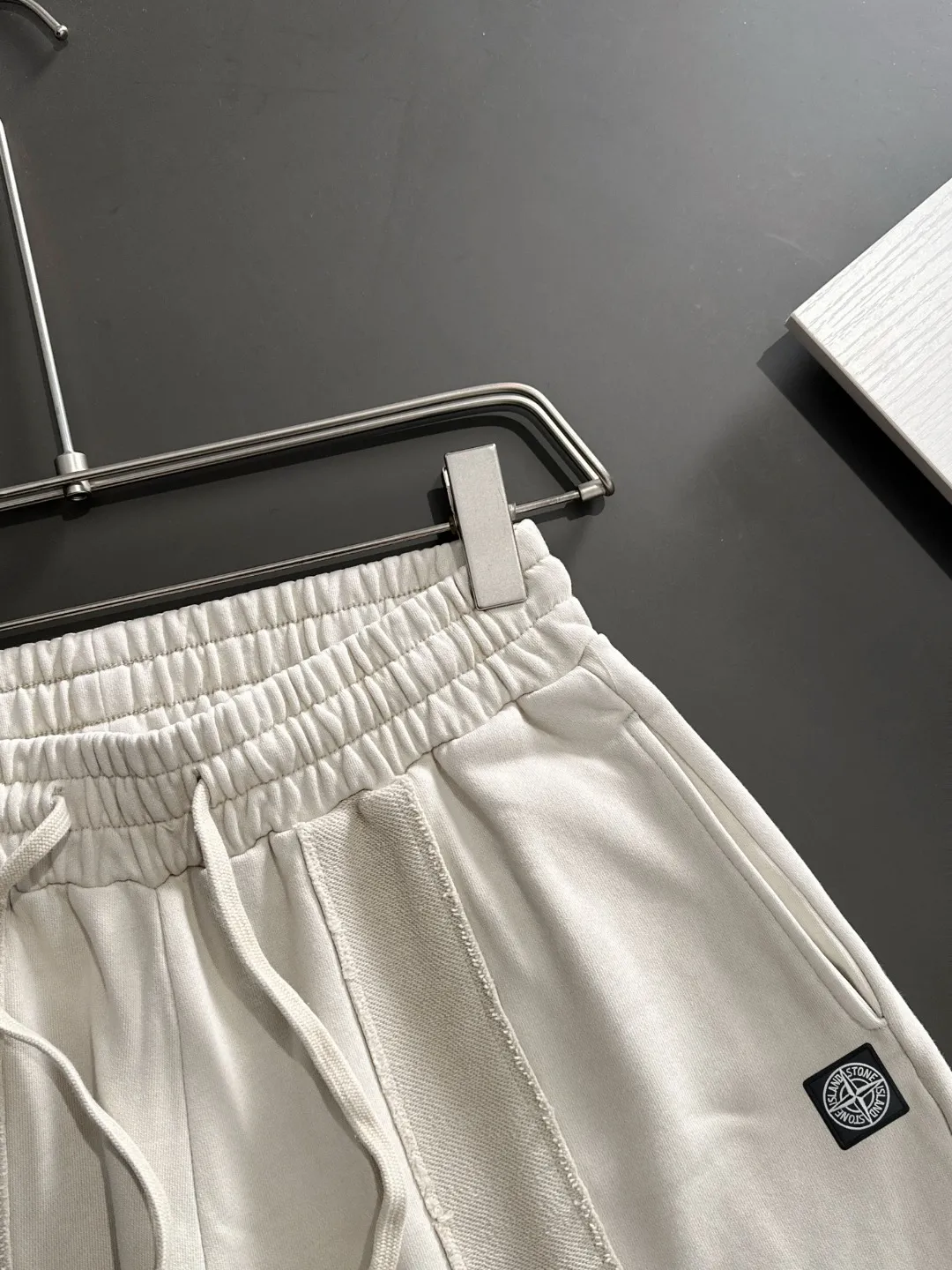 🅿️330 shipped next day, high quality Stone lsland/stone island 2025 spring and summer new style casual solid color loose shorts with elastic band, two needle stitches at the hem of the trousers, fine and firm stitching, custom-made fabrics at the counter, high breathability and comfort, impeccable details, brand element design concept, reflecting high quality. It feels delicate and soft! It presents a casual cut and the upper body shape is great! Size: S-XXL